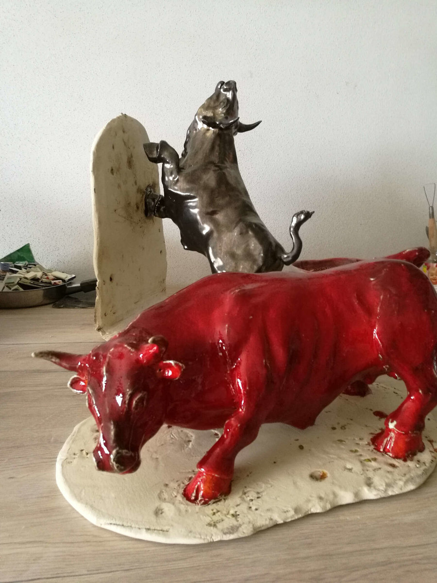 Stierfiguren von Biros Keramik